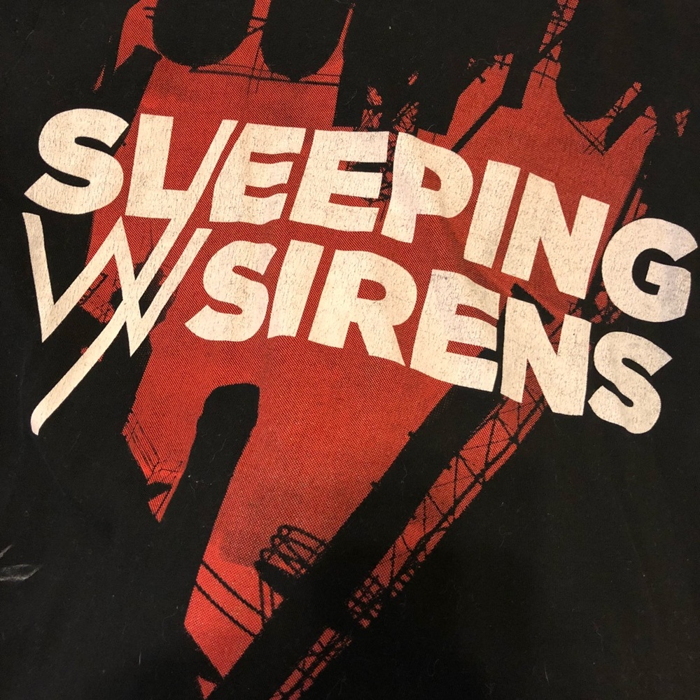 Sleeping w/ sirens tee